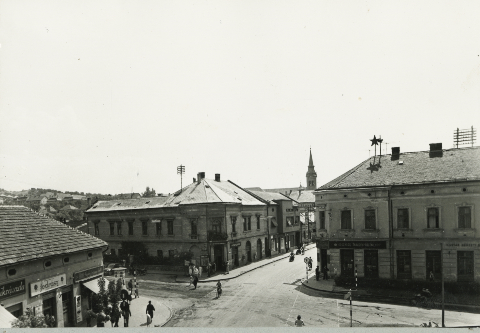 Rákóczi út látképe Salgótarjánban, háttérben a Katolikus Plébániatemplom tornya