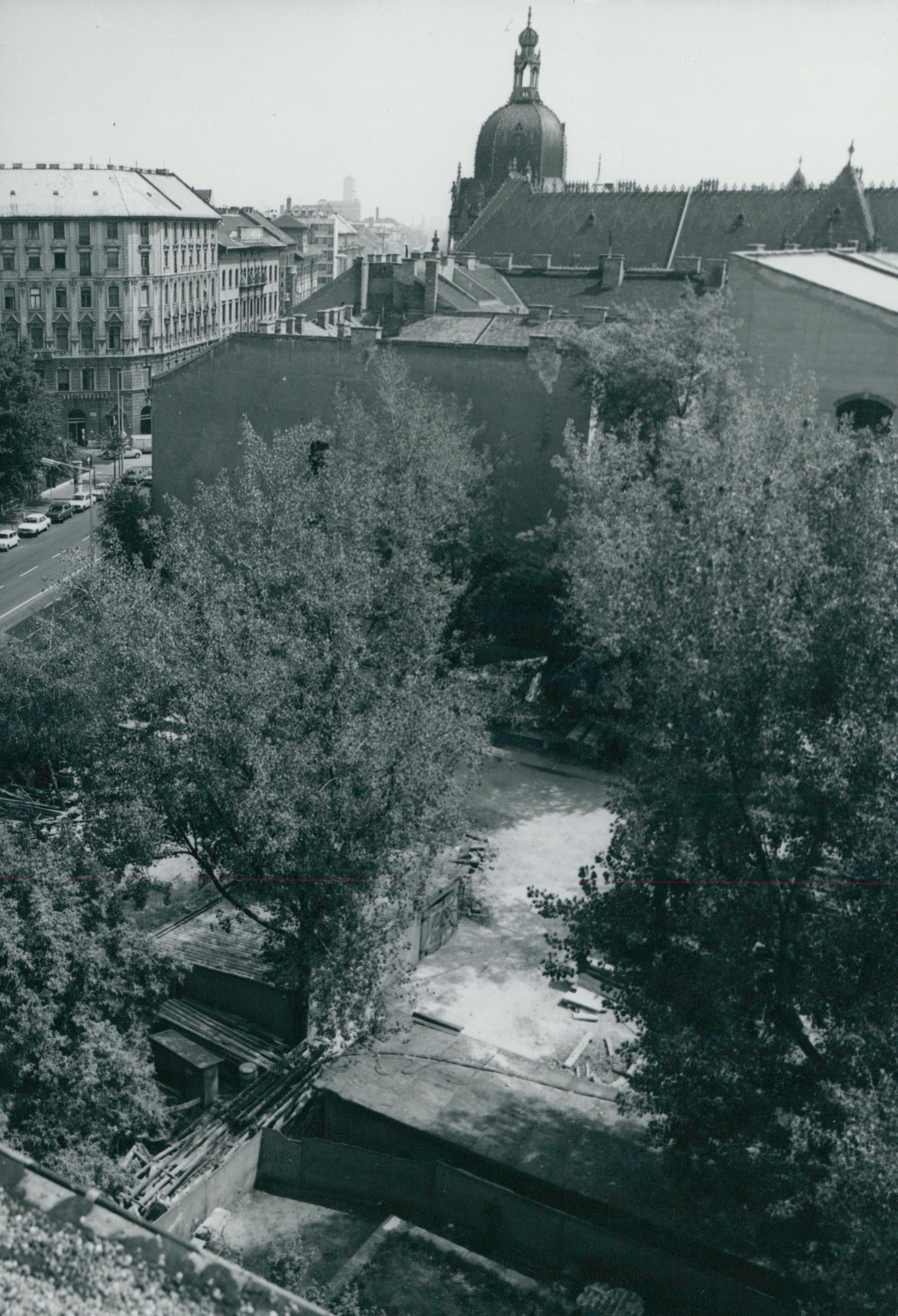 Markusovszky tér, háttérben az Iparművészeti Múzeum kupolája