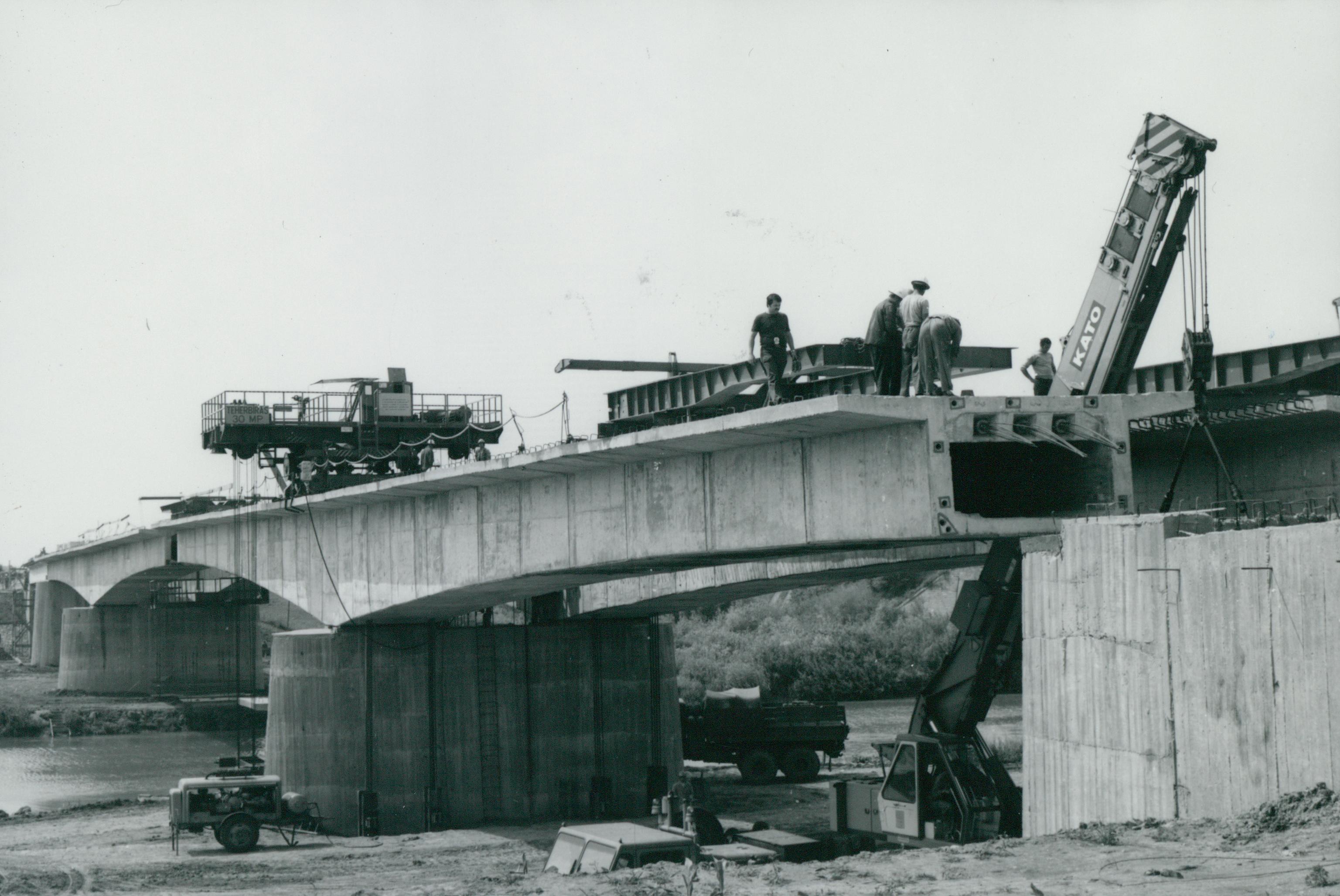 A köröstarcsai Kettős-Körös-híd építése