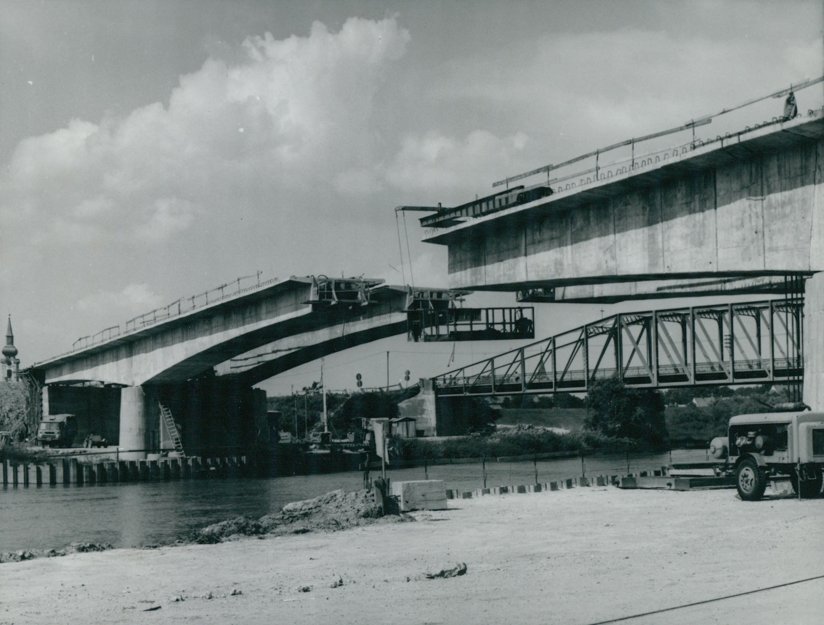 A körösladányi Sebes-Körös híd építése