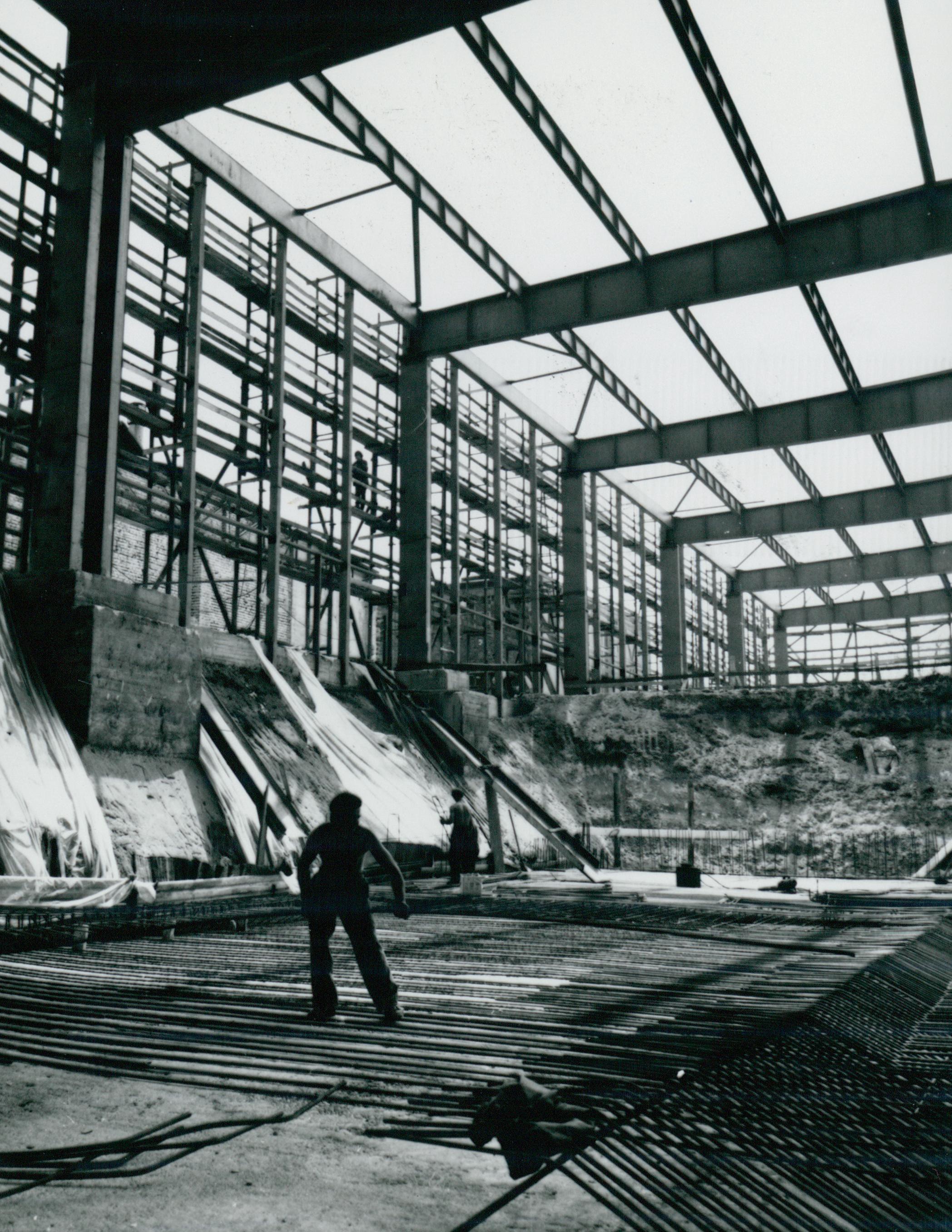 Az IKARUS gyár csarnokának készülő alapozása