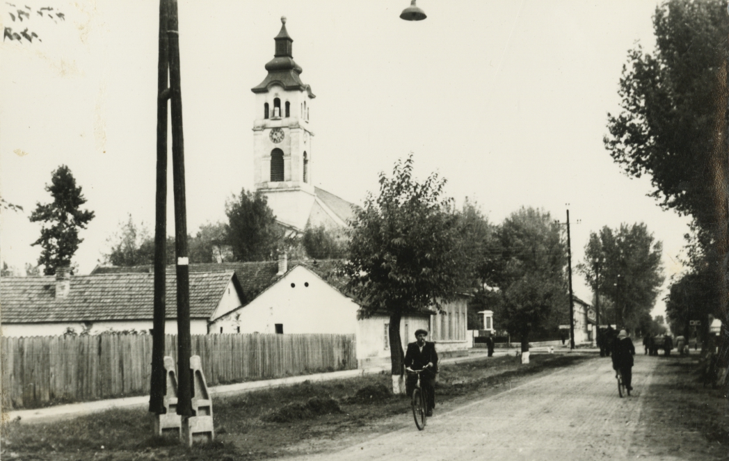 Kistelek, útkereszteződés a Majsai útról nézve, háttérben a katolikus templom