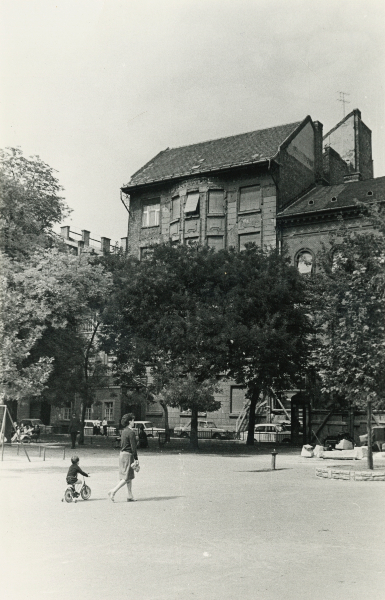 Budapest, Ferenczy István utca 14. számú épület látképe a Károlyi-kertből