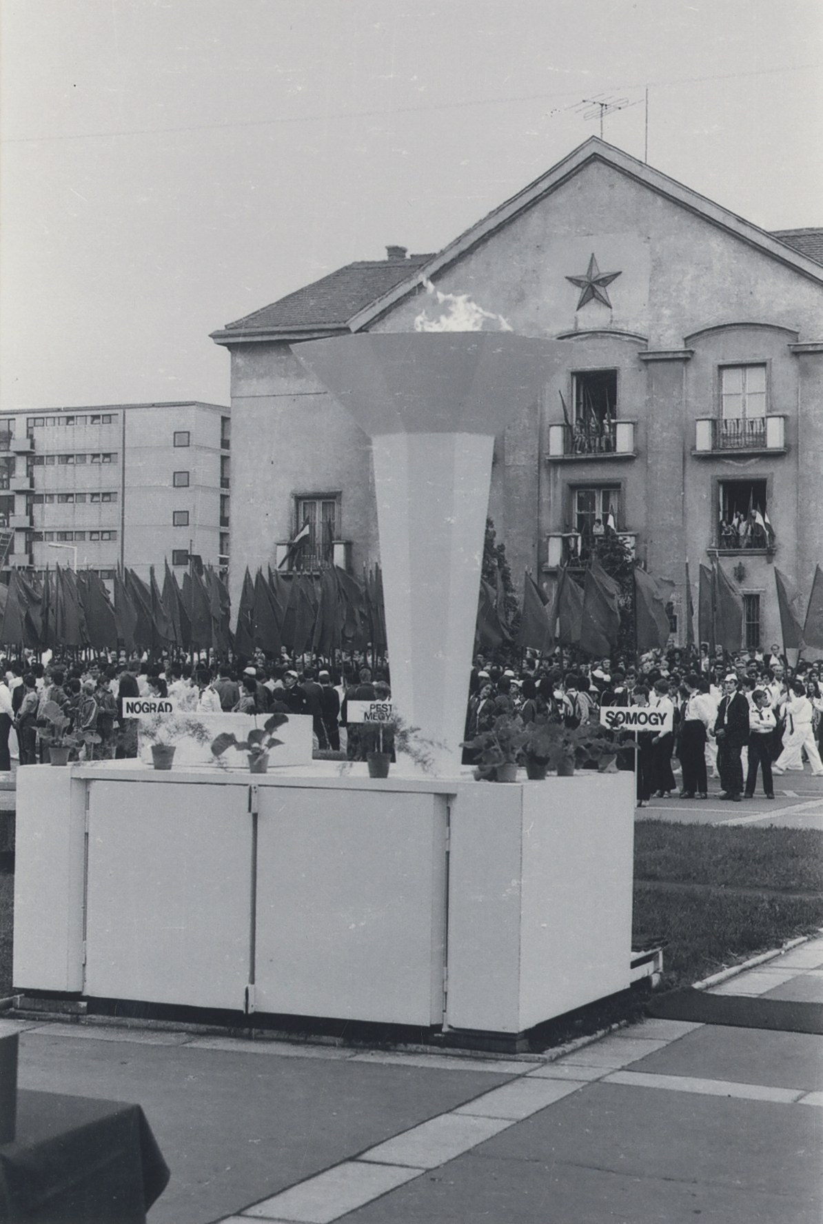 Olimpiai láng a dunaújvárosi Városháza téren
