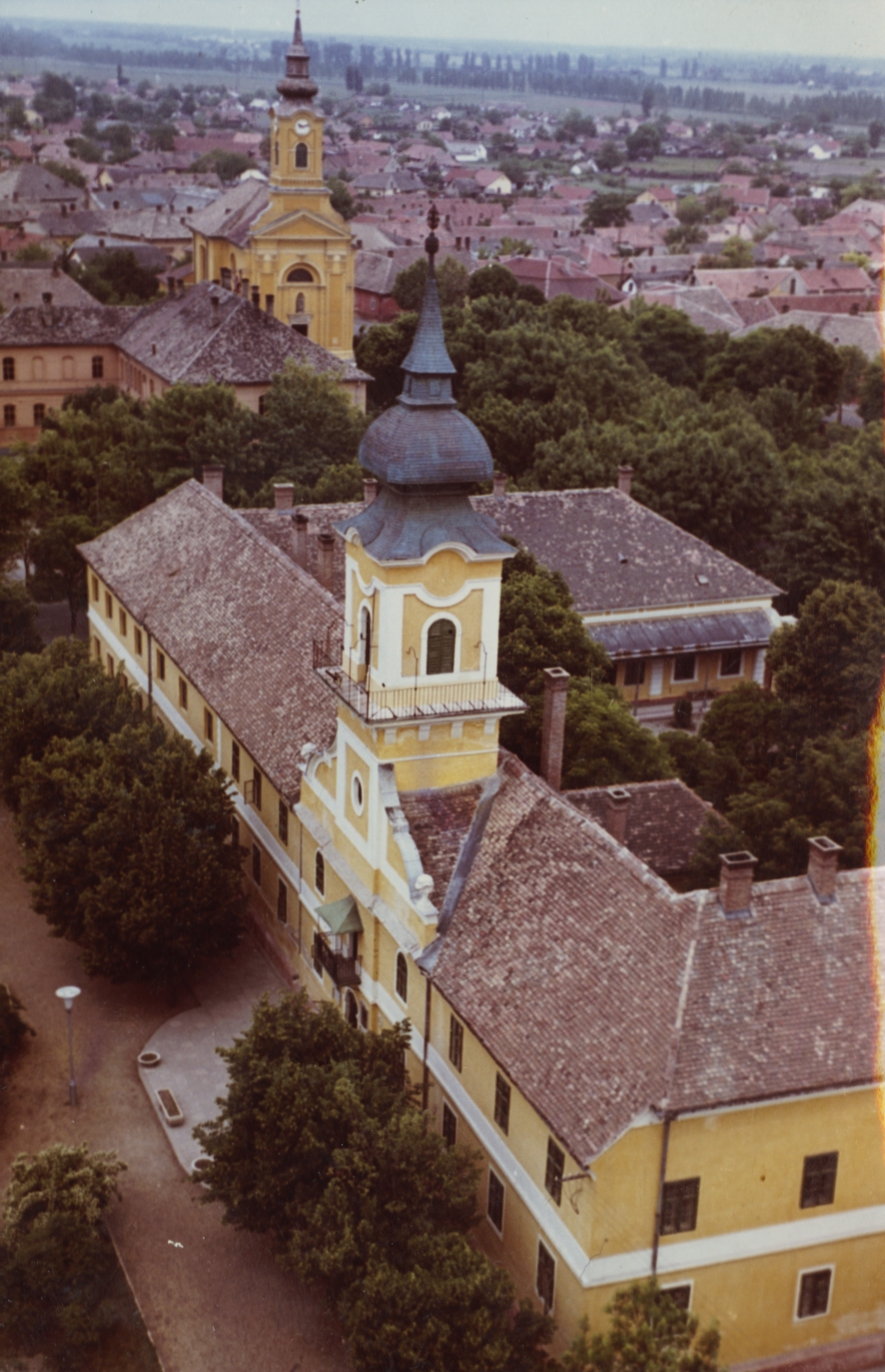 A nagykőrösi polgármesteri hivatal épületének képe a Református templom tornyából