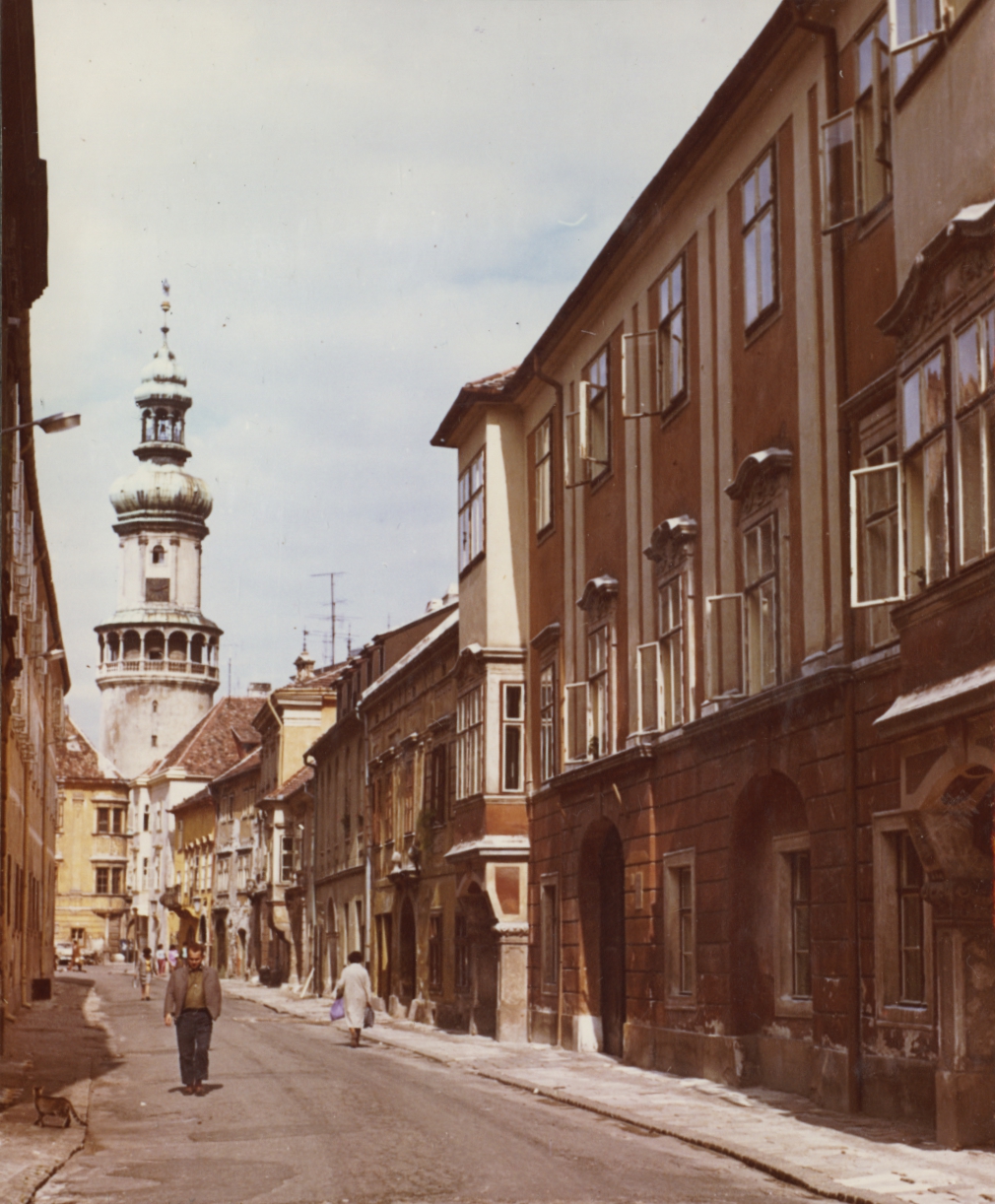 Utca látképe Sopronban, háttérben a Tűztoronnyal