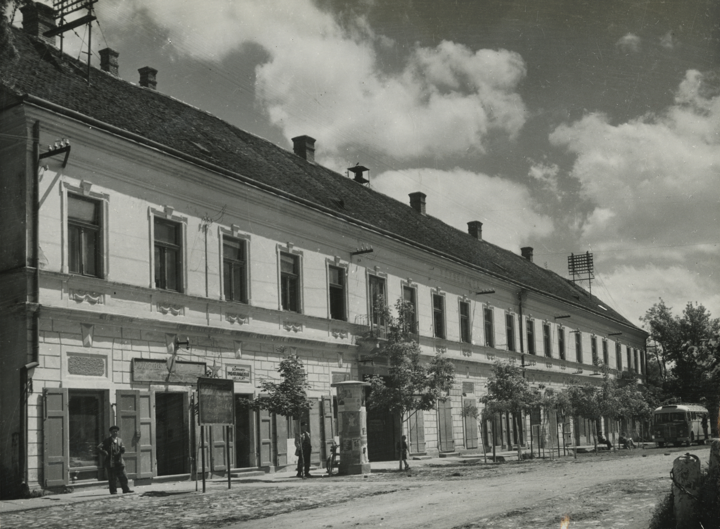 Bonyhád, egykori Sztálin (ma Szabadság) tér, községi tanácsház
