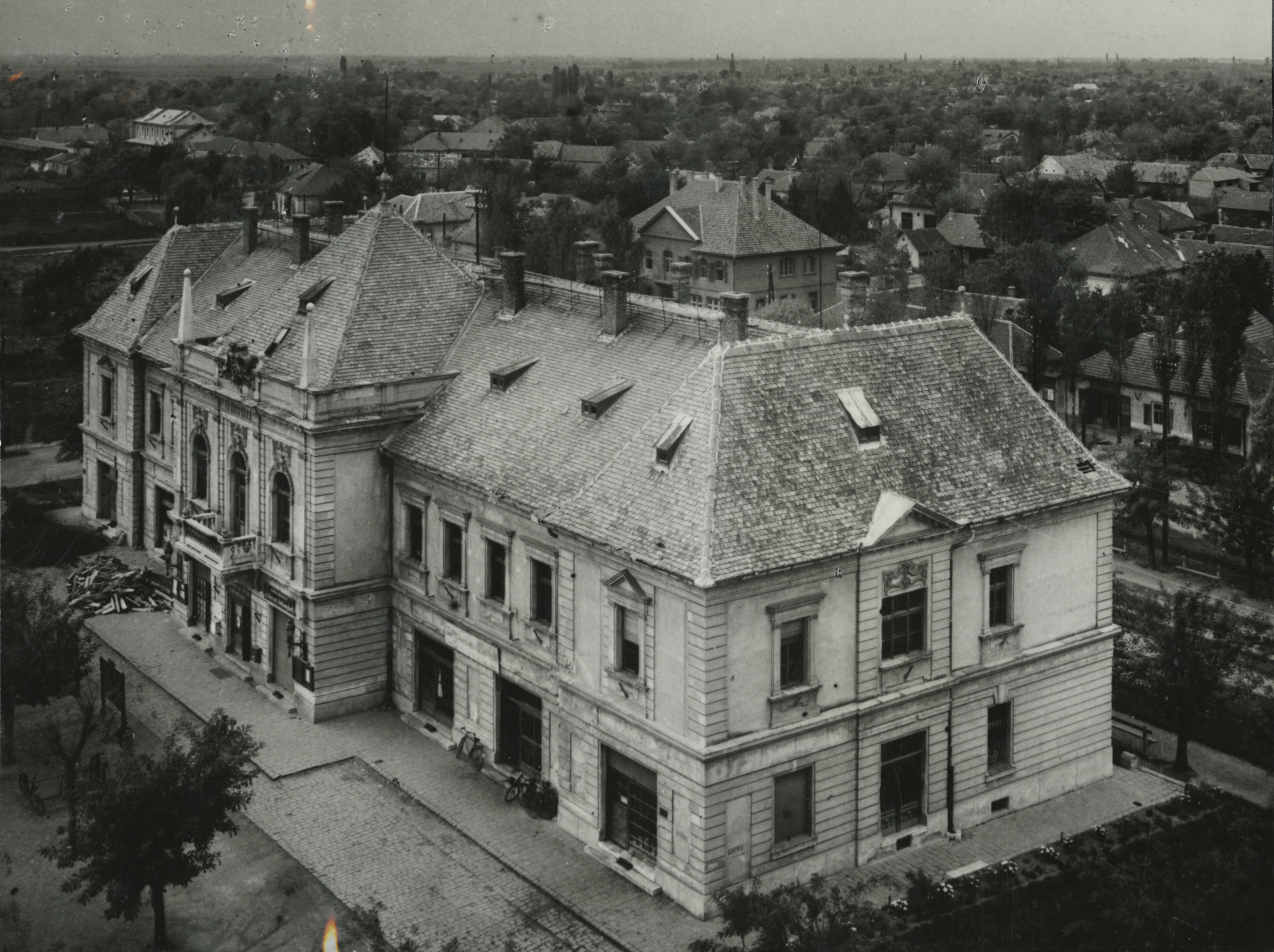 Az abonyi egykori Tanácsház épülete madártávlatból