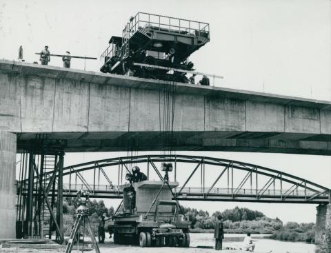 A köröstarcsai Kettős-Körös híd építése