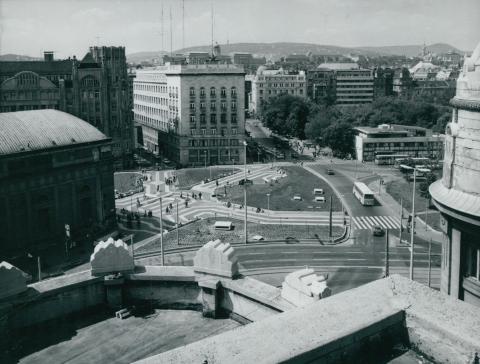A Deák Ferenc tér látképe az Anker-palota erkélyéről fotózva