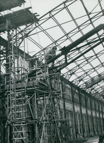 Pillanatkép a Nyugati pályaudvar tetőszerkezetének építéséről