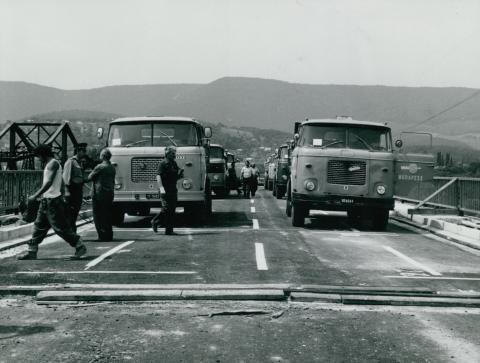 Teherautók a tahitótfalui Tildy híd próbaterhelésénél