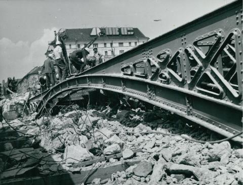A Margit híd eredeti, budai parti hídnyílásának bontása