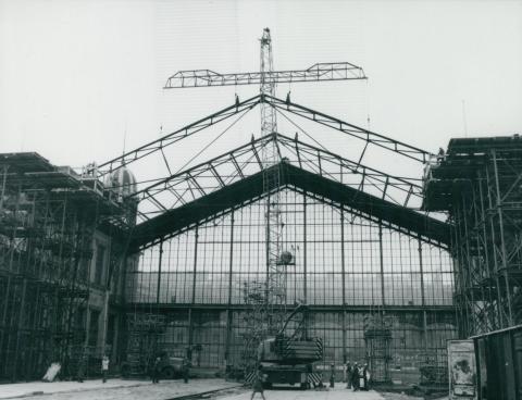 Tetőelem leemelése a Nyugati pályaudvar felújítása közben