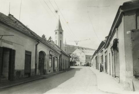 Tokaj, Rákóczi út, háttérben a katolikus templom