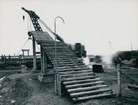 Vasút feletti átkelő híd lépcsőjének építése