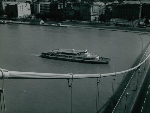 Rálátás egy hajóra az Erzsébet hídról