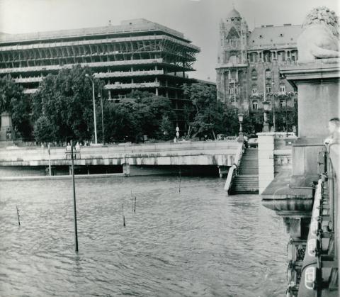 A Duna áradása háttérben az épülő Medimpex székházzal 