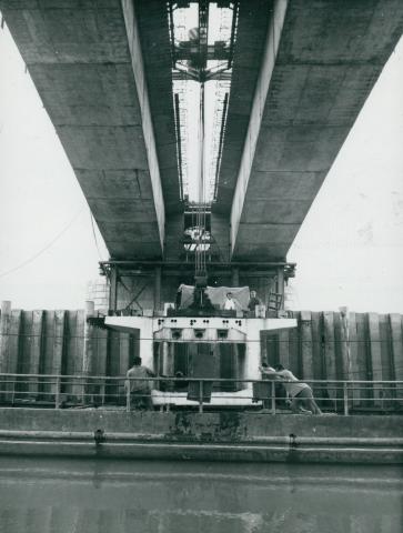 A 44-es főút Körös-hídjának építése 