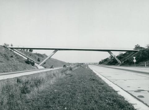 Átjáró híd a velencei pihenőhelynél az M7-es autópályán