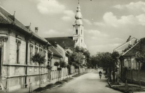 Kiskunhalasi utcakép az Alsóvárosi Szent Péter és Pál apostolok-templommal