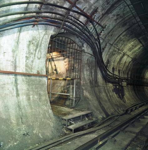 Metro alagút szerviz folyosó kapuja