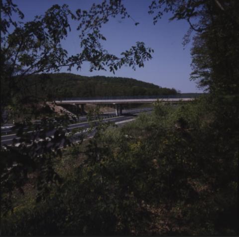 Autópálya felett átívelő híd