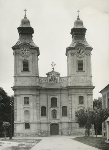 Római katolikus templom a Hollósy téren