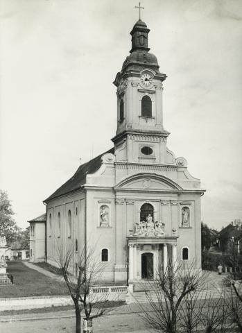 Az abonyi római katolikus templom a Kossuth téren