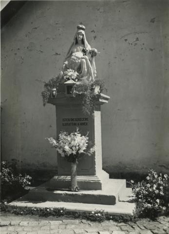 Gyöngyös, Pieta-szobor az alsóvárosi temetőnél