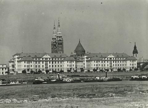 Tiszaparti részlet Szegeden a klinikák épületeivel és a dóm tornyaival