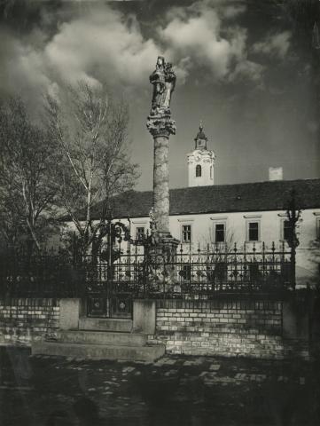 A Szeged-Felsővárosi Szent Miklós Plébániatemplom és kolostor udvarán lévő Mária-szobor