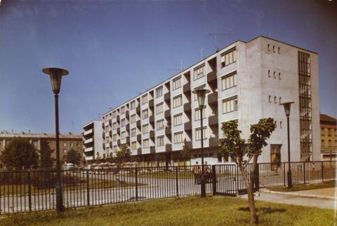 Dunaújvárosi Korányi Sándor utca, a kórház udvaráról nézve.